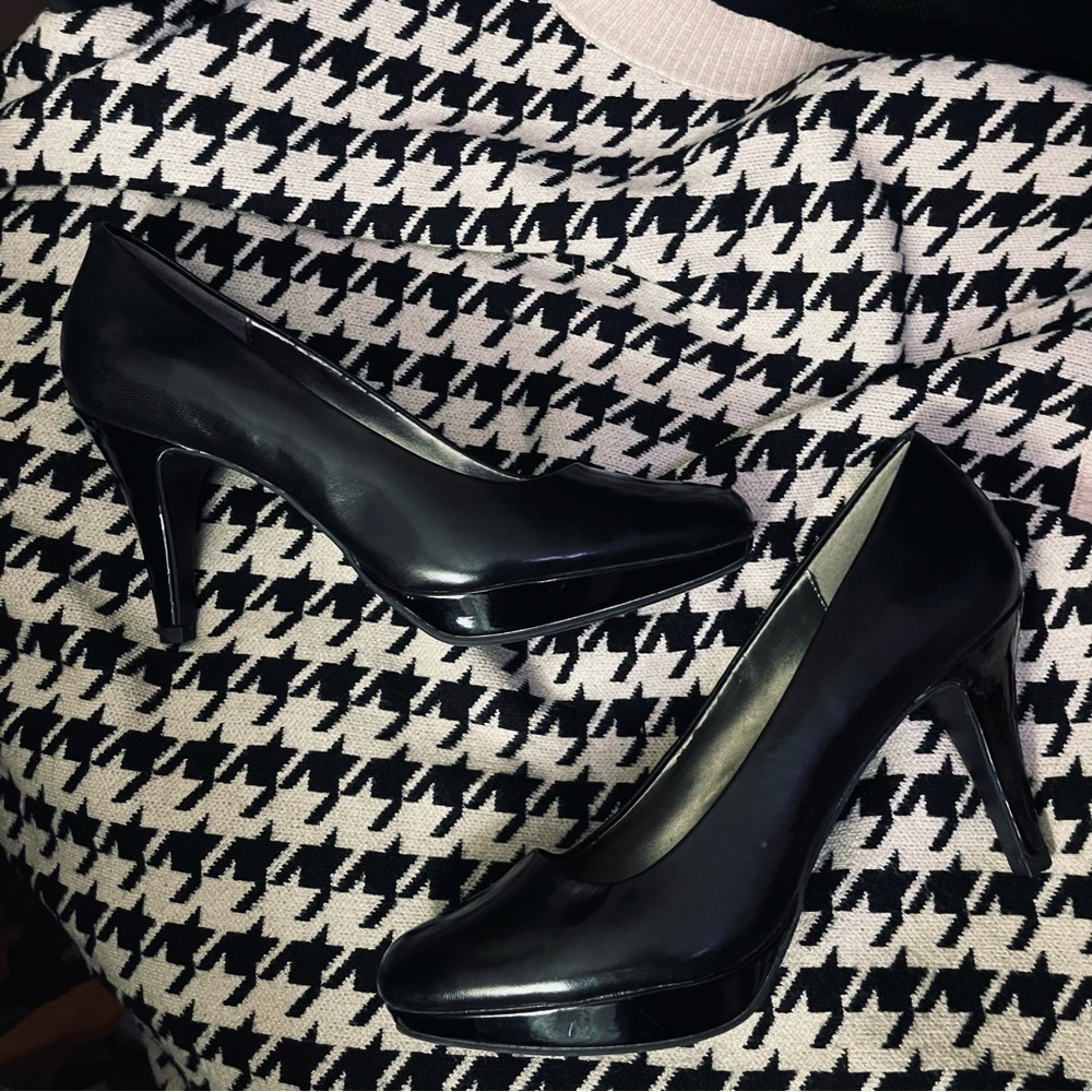 Black leather healed pumps size 8